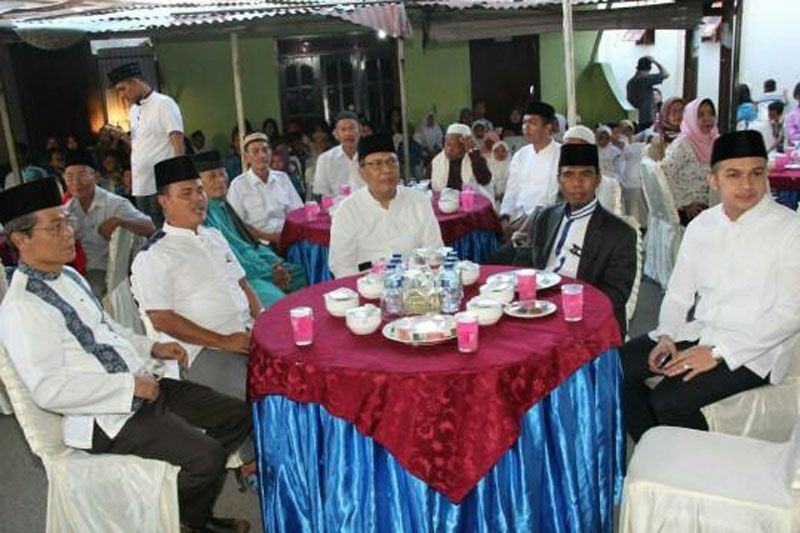 Foto: Sekda Ir Syaiful Bahri Lubis berbuka puasa bersama masyarakat Medan Polonia, di Masjid Al Hidayah, Selasa (13/6).