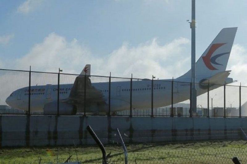 Serangkaian foto di media sosial memperlihatkan lubang besar di bagian mesin pesawat China Eastern Airlines di Sydney, Australia, Senin 12 Juni 2017. (Foto: Reuters)