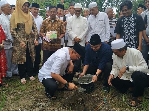 Foto: Walikota Medan Drs H T Dzulmi Eldin S M.Si meletakkan batu pertama pembangunan Rumah Tahfiz Masjid Al Arif di Kompek Taman Setia Budi Indah (Tasbi) II Medan, Minggu (18/6).