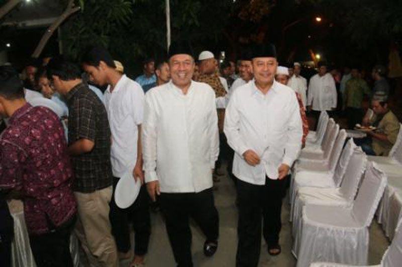 Foto: Walikota Medan Drs HT Dzulmi Eldin S MSi bersama Wakil Walikota Medan Ir Akhyar Nasution MSi, makan sahur bersama masyarakat Medan Timur di Masjid Darul Maarif, Jln. Damar Raya, Kec. Medan Timur, Sabtu (3/6).