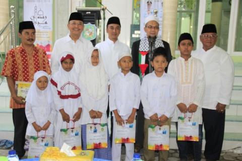 Foto: Tim Safari Pemerintah Kota Medan yang dipimpin Walikota Medan Drs H T Dzulmi Eldin S Msi mengunjungi Masjid Ar Raudhah, Jalan Persatuan, Kelurahan Helvetia Timur, Kecamatan Medan Helvetia, Selasa (6/6).