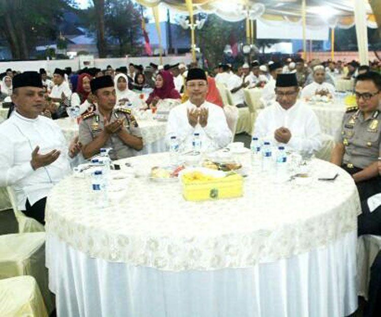 Foto: Walikota Medan Dr H T Dzulmi Eldin S M.Si menggelar buka puasa bersama dengan unsur Forum Komunikasi Pimpinan Daerah (FKPD) Kota Medan, Kapolsek, Danramil dan Camat se-Kota Medan di halaman Rumah Dinas Walikota Jalan Sudirman Medan, Jumat (9/6).