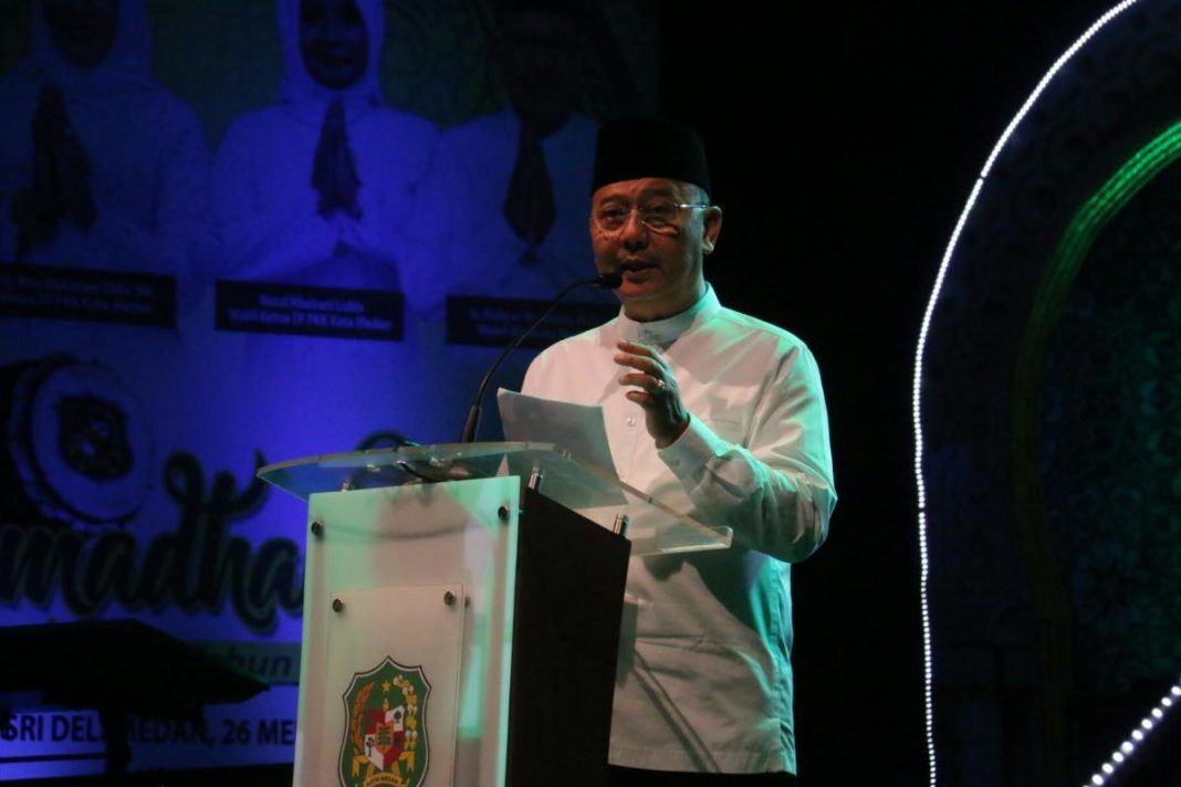 Foto: Walikota Medan Drs H T Dzulmi Eldin S M.Si saat menghadiri peringatan malam Nuzulul Quran di Taman Sri Deli, Minggu (12/6) malam.