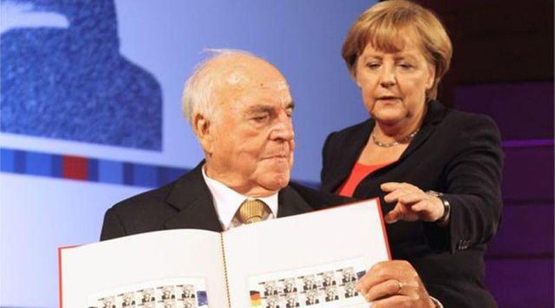 Helmut Kohl (kiri), bersama Kanselir Jerman saat ini Angela Merkel (kanan). (AFP)