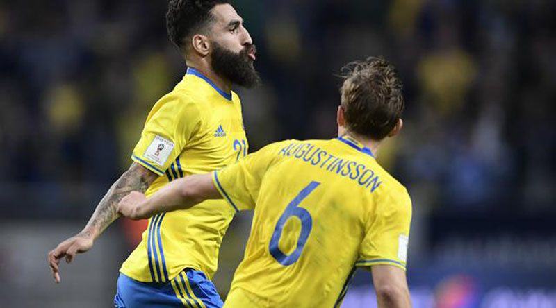 Foto: Pemain Swedia Jimmy Durmaz merayakan golnya ke gawang Prancis dalam lanjutan kualifikasi Piala Dunia 2018 Grup A. Swedia menang 2-1 di Friens Arena, Solna, Swedia, Sabtu (10/6) dinihari WIB. (Marcus Ericsson/TT via AP)