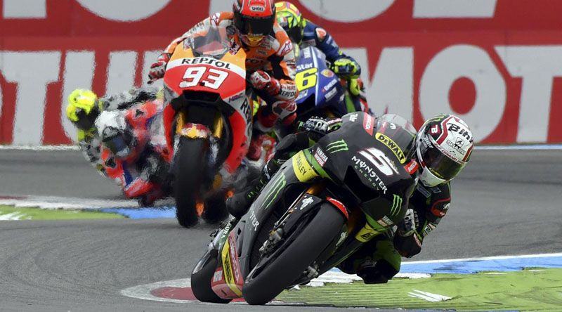 Pembalap Yamaha Tech 3, Johann Zarco saat sempat memimpin balapan MotoGP Belanda 2017 di Sirkuit Assen. (AP Photo/Geert Vanden Wijngaert)