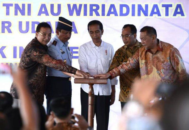 Foto: Presiden Jokowi turut mengikuti peresmian Bandara Lanud TNI Wiriadinata menjadi Bandara Umum di Tasikmalaya, Jawa Barat (10/6).