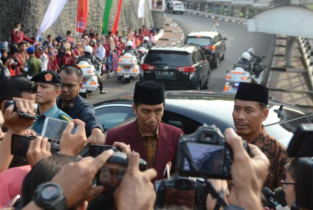 Foto: Presiden Jokowi saat akan ikuti Kajian Ramadan 1438 Hijriyah, PW Muhammadiyah di Universitas Muhammadiyah Malang, Jawa Timur, Sabtu (3/6).