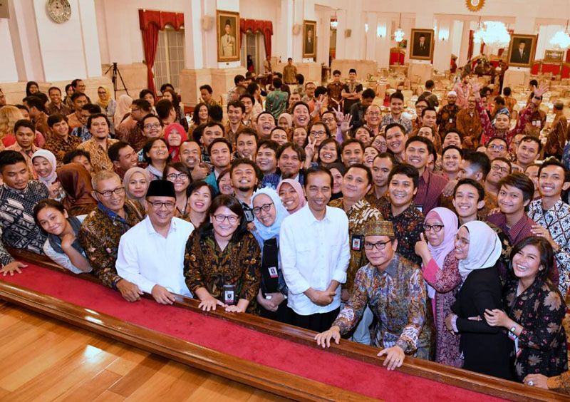 Foto: Presiden Jokowi didampingi Mensesneg berfoto dengan para wartawan usai buka puasa bersama, di Istana Negara, Jakarta, Rabu (14/6) petang.