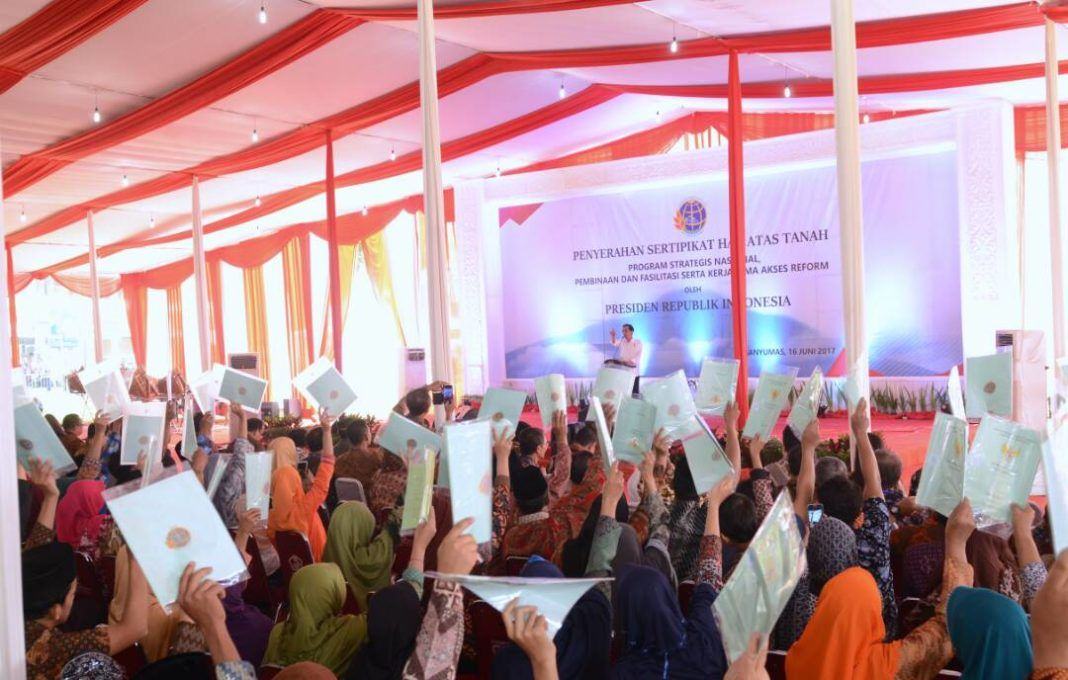 Foto: Presiden Jokowi menyerahkan sertifikat di Alun-alun Purwokerto, Kabupaten Banyumas, Jumat (16/6).