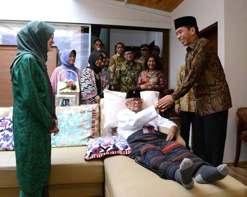 Foto: Presiden Jokowi saat menjenguk Solihin GP atau Mang Ihin, Gubernur Jawa Barat Periode 1970-1974, di Bandung, Sabtu (24/6).