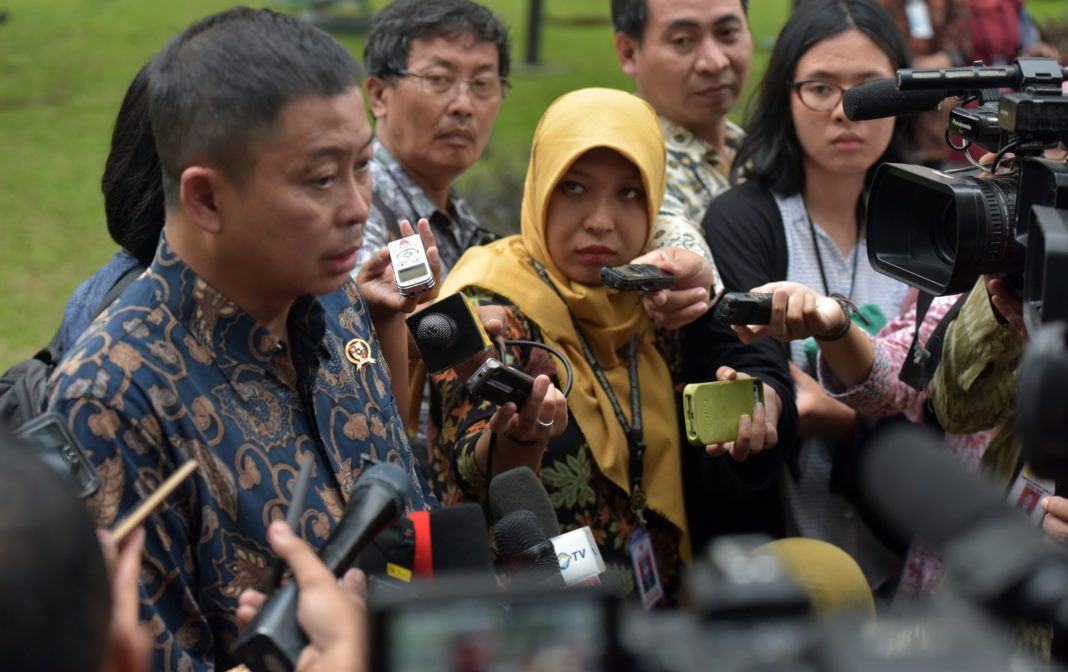 Foto: Menteri ESDM menjawab pertanyaan wartawan usai ikuti Sidang Kabinet Paripurna di Istana Merdeka.