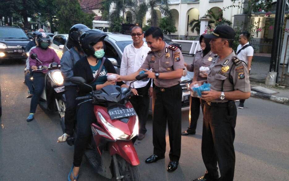 Kapolsek Medan Timur Membagikan Takjil