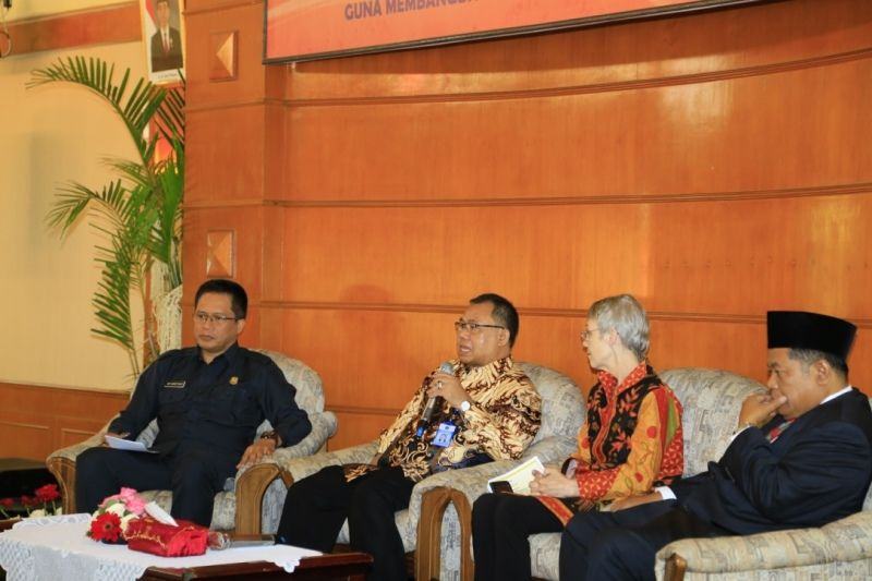 Foto: Kapuslitbang Bimbingan Masyarakat Agama dan Layanan Keagamaan Kemenag Muharram Marzuki ketika mewakili Menteri Agama sebagai salahsatu narasumber pada diskusi panel yang diselenggarakan Lembaga Pendidikan dan Pelatihan, Sekolah Staf dan Pimpinan Tinggi POLRI di Lembang, Kamis (8/6).