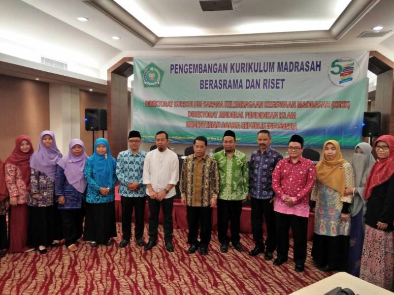 Foto: Kamaruddin dari Kementerian Agama saat menjadi narasumber pada kegiatan Pengembangan Kurikulum Madrasah Berasrama dan Madrasah Riset.