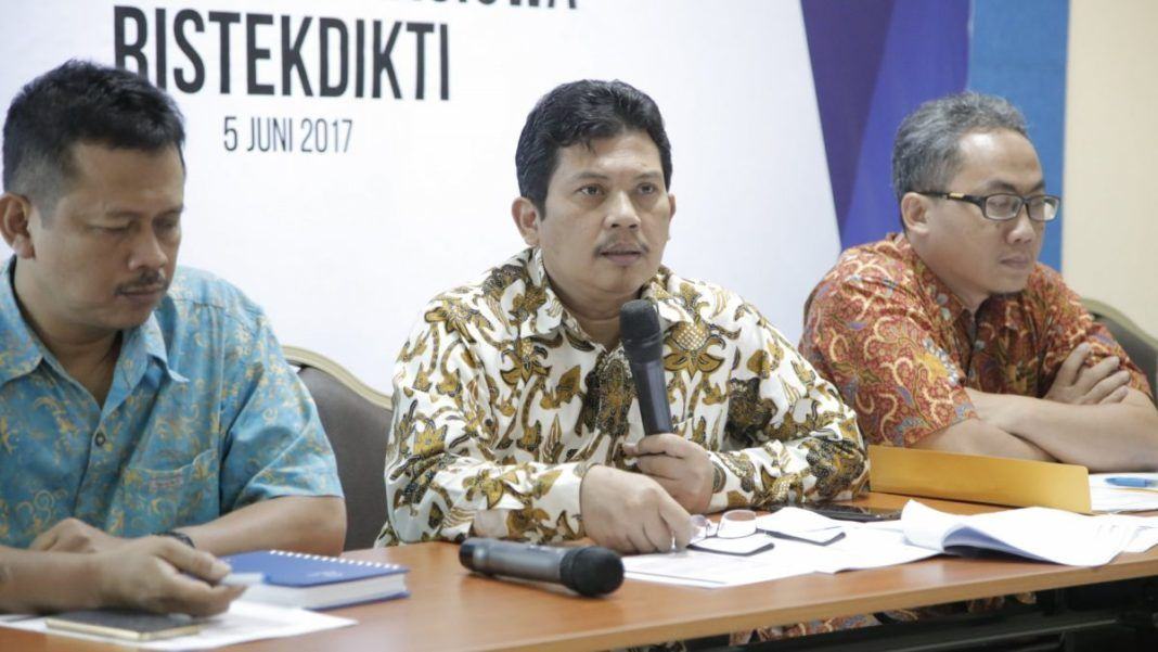 Foto: Direktur Jenderal Sumber Daya Iptek dan Dikti Kemristekdikti Ali Ghufron Mukti memberikan keterangan kepada wartawan, di Jakarta, Senin (5/6).