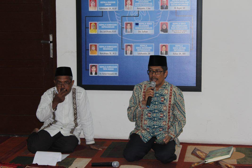 Foto: Koordinator Kopertis Wilayah I Sumut Prof Dian Armanto saat memberikan sambutan pada buka puasa bersama dengan pimpinan PTS.