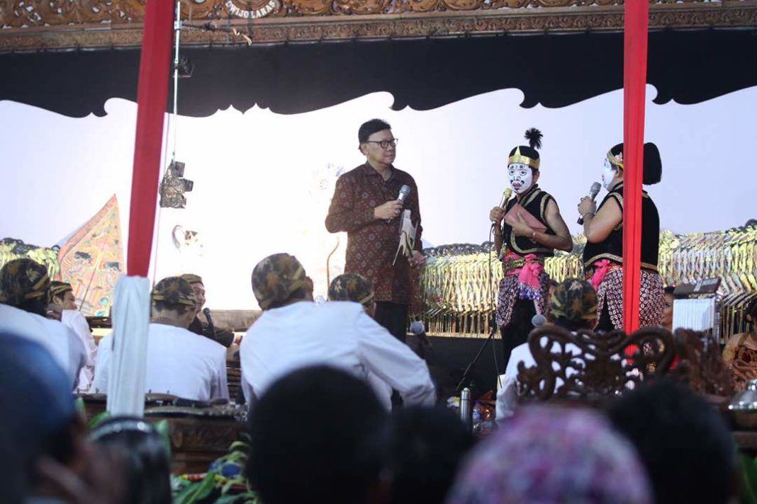 Foto: Menteri Dalam Negeri (Mendagri) Tjahjo Kumolo saat menghadiri pentas pegelaran wayang di Lapangan Simpanglima, Semarang, Jumat (2/6) dini hari.