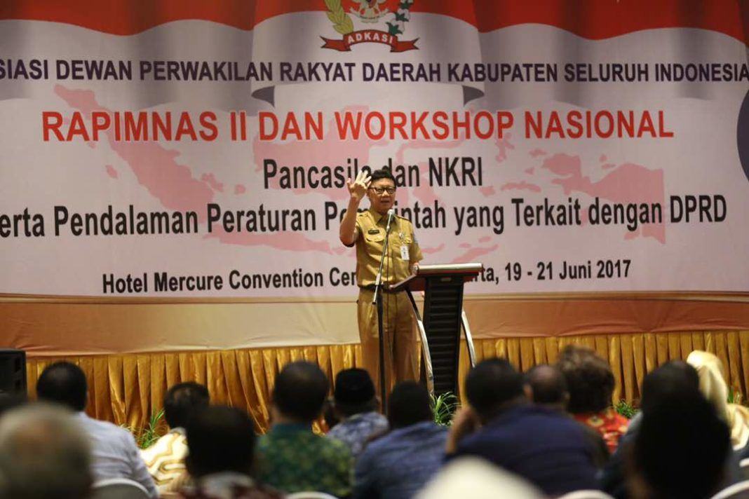 Foto: Menteri Dalam Negeri (Mendagri) Tjahjo Kumolo saat menghadiri Rapimnas Asosiasi DPRD Kabupaten Seluruh Indonesia (Adkasi) di Hotel Mercure Ancol Jakarta Utara, Selasa (20/6).
