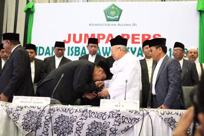 Foto: Menag Lukman bersalaman dengan Ketum MUI KH Ma'ruf Amin usai beri keterangan pers tentang Penetapan 1 Syawal 1438H.