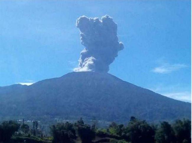 Gunung Marapi meletus. (foto istimewa)