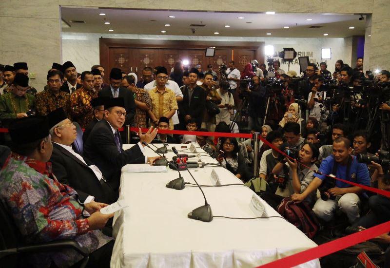 Foto: Menag Lukman bersama Ketum MUI KH Ma'ruf Amin dan Ketua Komisi VIII Ali Taher beri keterangan pers usai sidang isbat awal Ramadan tahun 1437H/2016M.