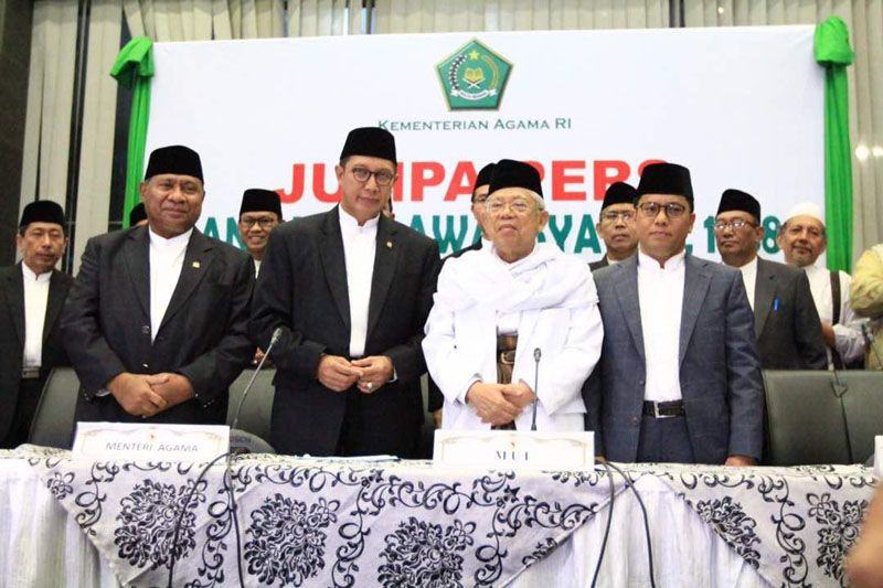 Foto: Menag Lukman foto bersama Ketum MUI KH Ma'ruf Amin dan Ketua Komisi VIII DPR Ali Taher usai beri keterangan pers tentang hasil Sidang Isbat 1 Syawal 1