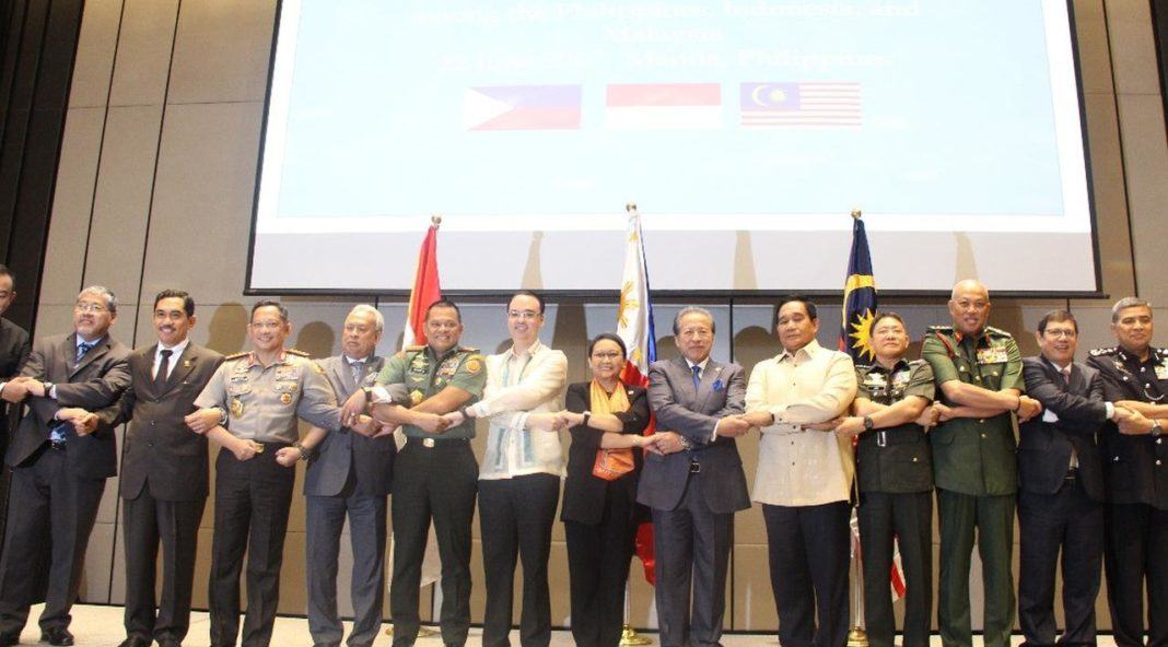 Menlu Retno Marsudi dalam pertemuan trilateral di Manila, Filipina. (Dokumentasi Kemlu)