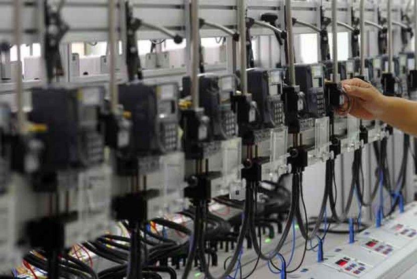 Foto: Petugas PLN melakukan uji peralatan KWh meter.