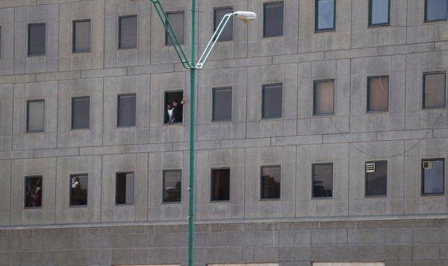 Warga di gedung Parlemen Iran yang diserang (Foto: Mehr).
