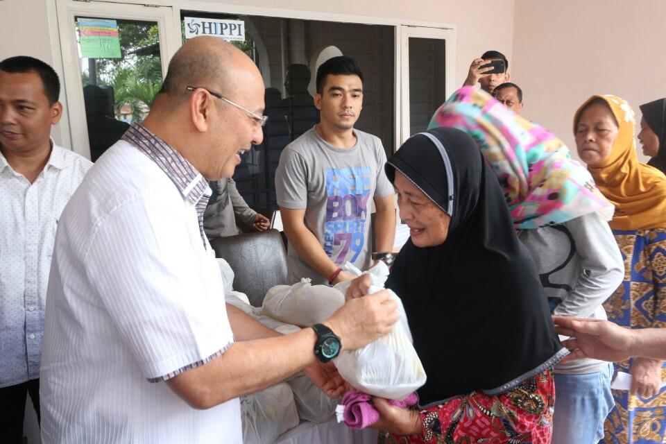 Foto: Walikota Medan Drs H T Dzulmi Eldin S M.Si mengapresiasi Pasar Murah yang digelar Himpunan Pengusaha Pribumi Indonesia (HIPPI) Sumut, di Kantor DPD HIPPI Sumut Jalan Kenanga Raya, Kelurahan Tanjung Sari, Kecamatan Medan Selayang, Sabtu (10/6).