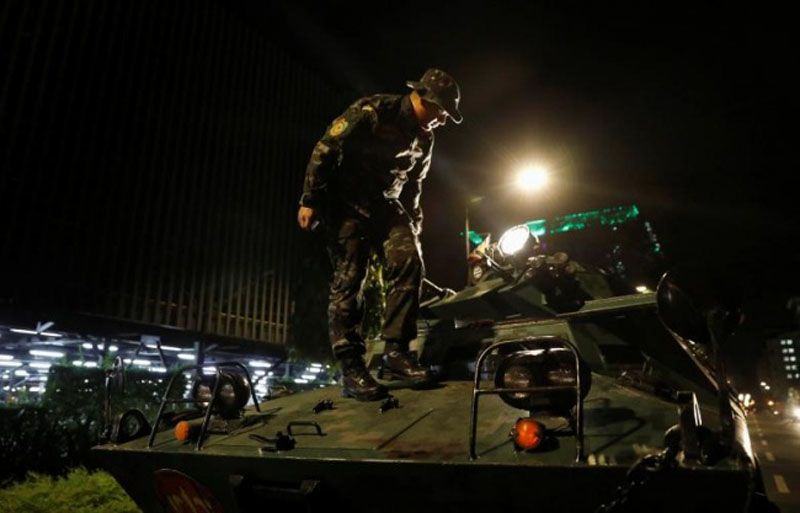 Foto: Polisi berjaga di dekat Resorts World Manila (Reuters)