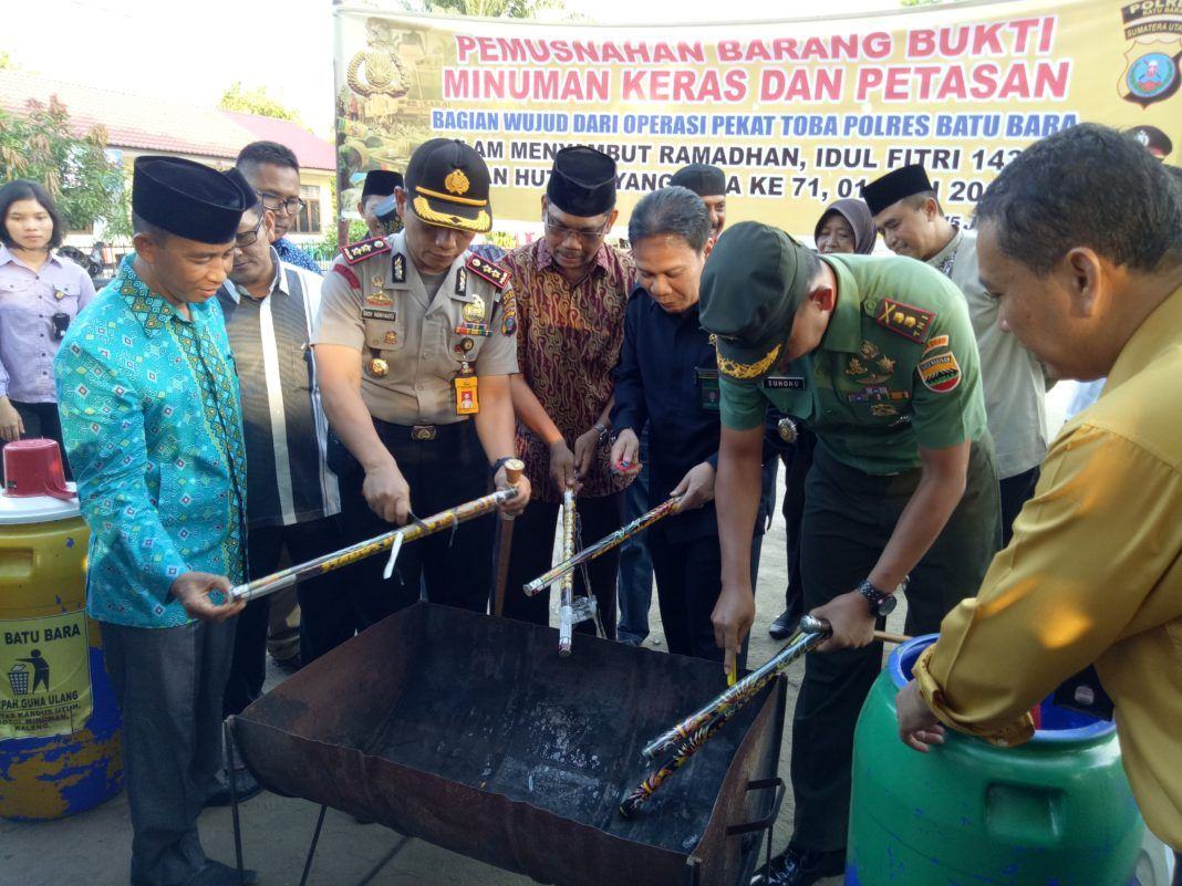 Polres Batubara Musnahkan 106 Miras