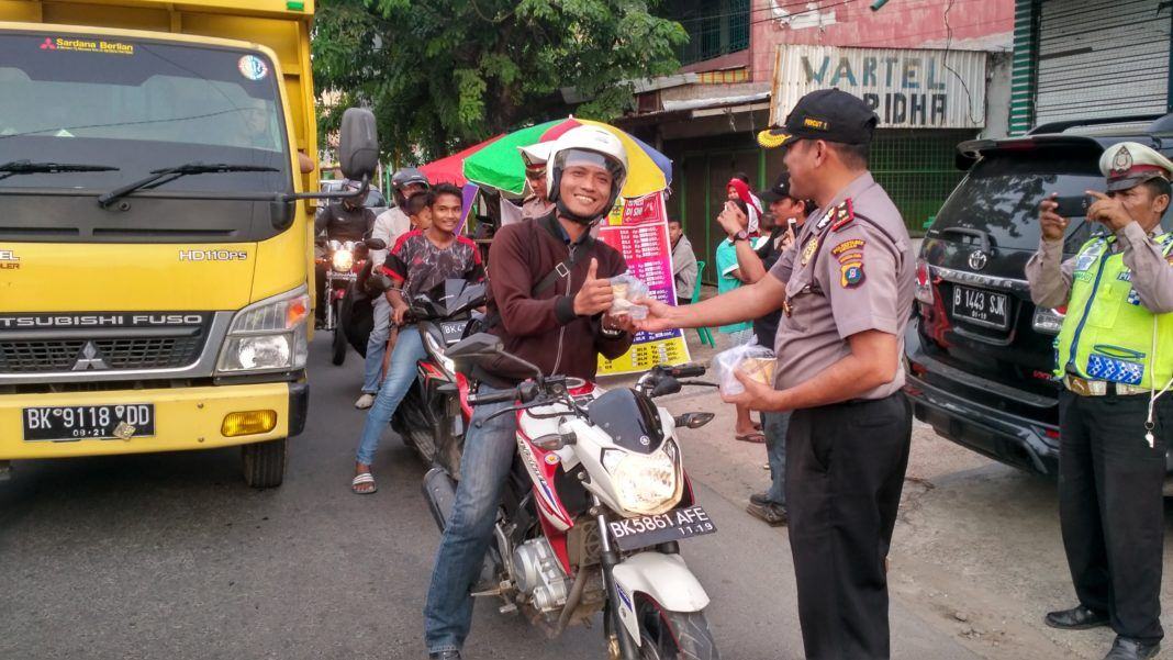 Polsek Percut Bagikan Makanan Berbuka Puasa