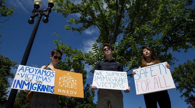 Foto: Protes di depan gedung Mahkamah Agung AS setelah MA merestui sebagian perintah eksekutif Donald Trump (Eric Thayer / AFP)