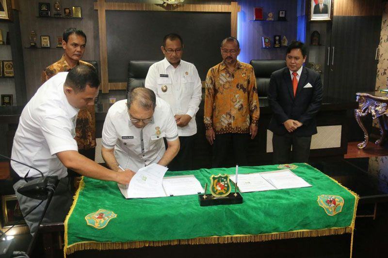 Foto: Sekda Kota Medan selaku Badan Pengawas PD RPH, Ir. Syaiful Bahri Lubis menandatangani Nota Kesepahamanan dengan perusahaan dari Malaysia, Electronic Fertilizer And Agro Base R And D Sendirian Berharap disaksikan Dirut PD RPH Kota Medan, Isfan F Fachruddin SE MSP, Directur Executive Electronic Fertilizer And Agro Base R And D Sendirian Berharap, Khairul Anuar Bin Zulkifli, Konjen Malaysia untuk Medan, Amizal Fadli Razali, dan Wakil Walikota Medan, Ir. Akhyar Nasution M.Si.