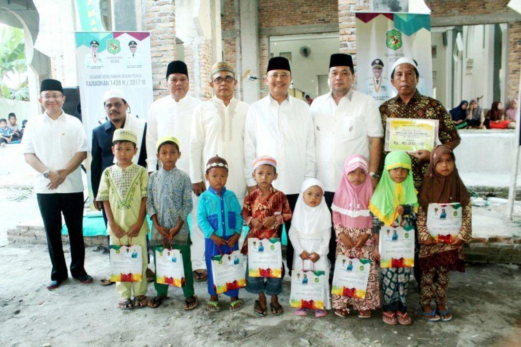 Foto: Walikota Medan Drs H T Dzulmi Eldin S M.Si melaksanakan Safari Ramadhan 1438 H sekaligus Buka Bersama di Masjid Ar Rahman Jalan Gotong Royong, Kelurahan Denai, Kecamatan Medan Denai, Kamis (8/6).