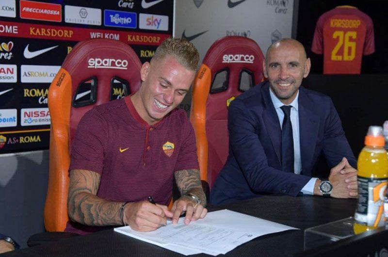Foto: Rick Karsdorp (kiri) saat penandatanganan kontra bersama Direktur Olahraga AS Roma, Mochi (Twitter/OfficialASRoma)