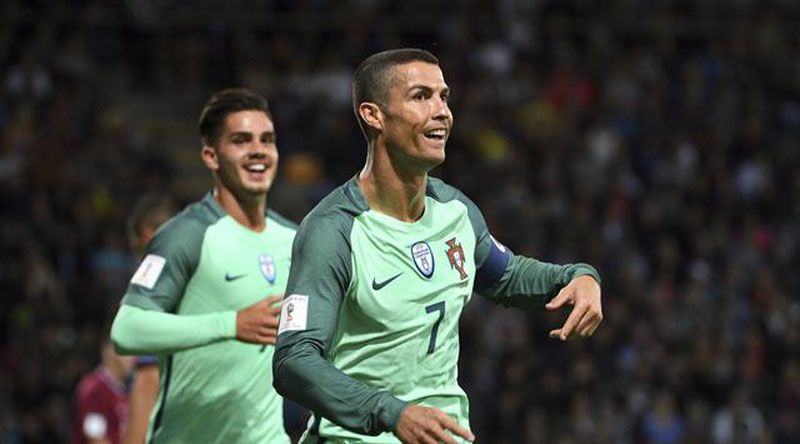 Foto: Cristiano Ronaldo merayakan golnya ke gawang Latvia dalam lanjutan kualifikasi Piala Dunia 2018 Grup B di Stadions Skonto, Riga, Sabtu (10/6) dinihari WIB. Ronaldo mencetak dua gol untuk membawa Portugal menang 3-0. (AP Photo/Roman Koksarov)