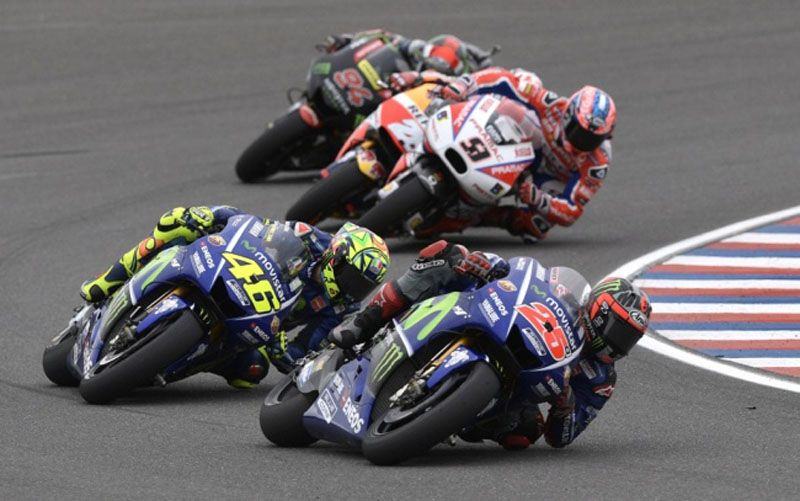 Foto: Maverick Vinales dan Valentino Rossi sedang bersaing di ajang MotoGP Argentina. (AFP PHOTO / JUAN MABROMATA)