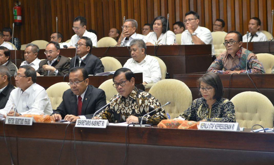Foto: Sekretaris Kabinet (Seskab) menghadiri Rapat Kerja dengan Komisi II DPR RI di Gedung Nusantara DPR RI, Senayan, Jakarta, Senin (12/6).