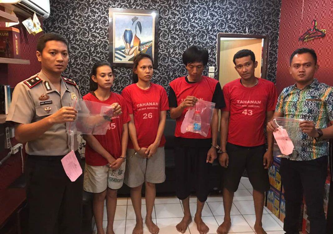 Simpan Ekstasi Dalam Charger