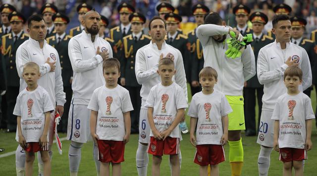Pemain Timnas Chile menyanyikan lagu kebangsaan jelang uji coba melawan Rusia, Jumat (9/6). Chile memiliki skuat tertua pada Piala Konfederasi 2017. (AP Photo/Pavel Golovkin)