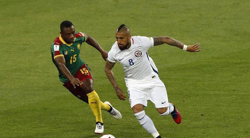Gelandang Cile Arturo Vidal (kanan) berebut bola dengan pemain Kamerun Sebastien Siani di laga Piala Konfederasi 2017 (AP Photo/Alexander Zemlianichenko)