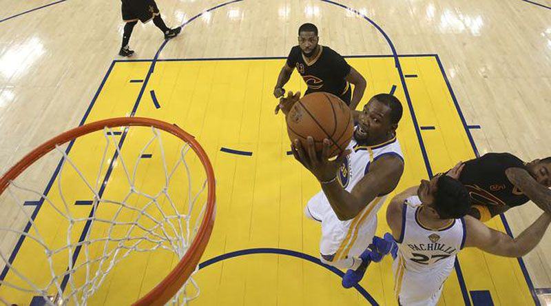 Forward Golden State Warriors, Kevin Durant, berusaha memasukkan bola ke dalam keranjang pada gim 5 final NBA 2017 melawan Cleveland Warriors, Selasa (13/6/2017) siang WIB. Warriors juara NBA 2017. (AP Photo/Ezra Shaw)