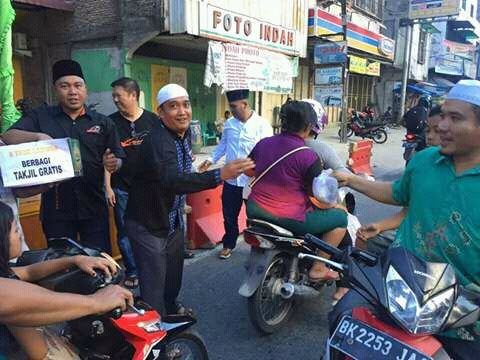 X Trim Labura Bagi-bagi Takjil