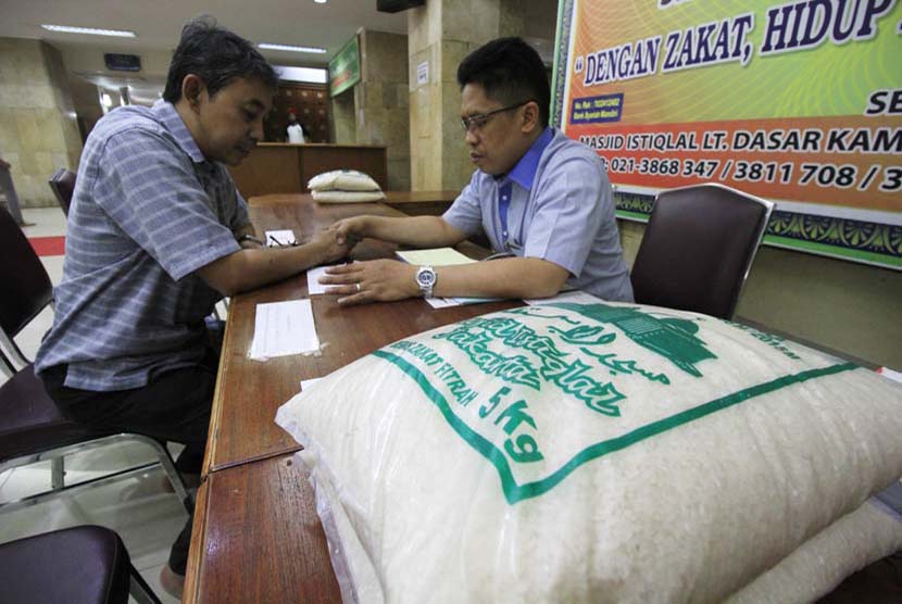 Ilustasi membayar zakat.