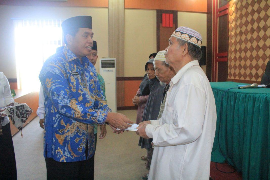 oto: Kakanwil Kemenagsu Tohar Bayoangin serahkan Zakat Profesi kepada 210 Mustahiq.