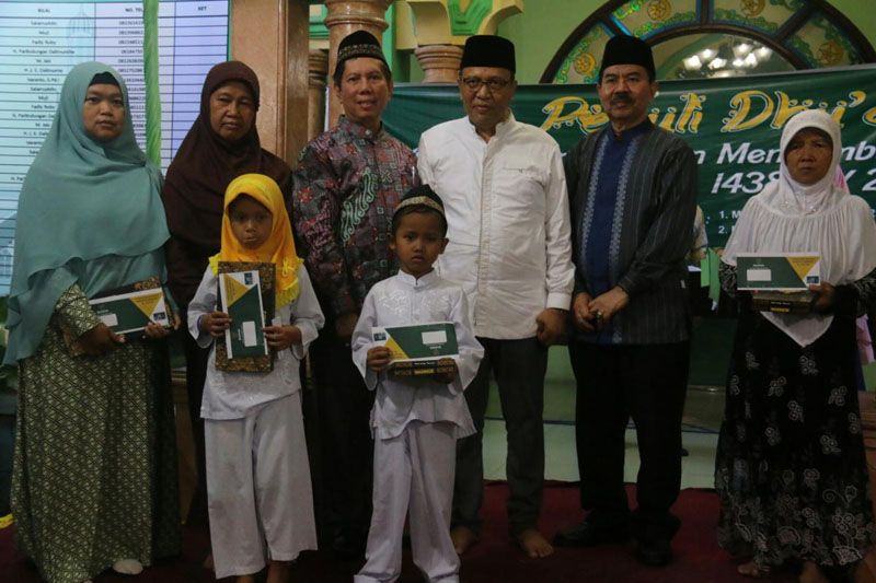 Foto: Sekda Kota Medan Ir Syaiful Bahri mewakili Walikota Medan Drs H T Dzulmi Eldin S M.Si pada kegiatan penyampaian zakat kepada kaum dhuafa dan anak yatim dari Baznas Kota Medan di Masjid Amaliyah, Jalan Setia Luhur, Jumat (9/6).