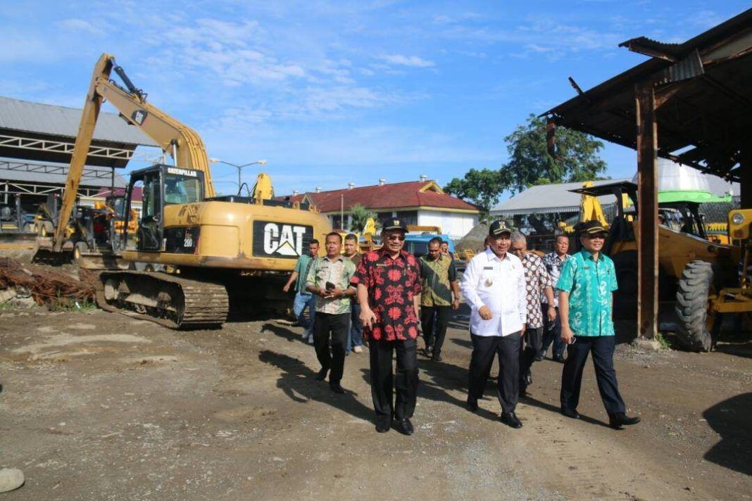 Foto: Wakil Walikota Medan Ir Akhyar Nasution MSi ketika sidak di lingkungan Dinas Pekerjaan Umum dan Dinas Perhubungan Kota Medan Jalan Pinang Baris Medan, Jumat (2/6).